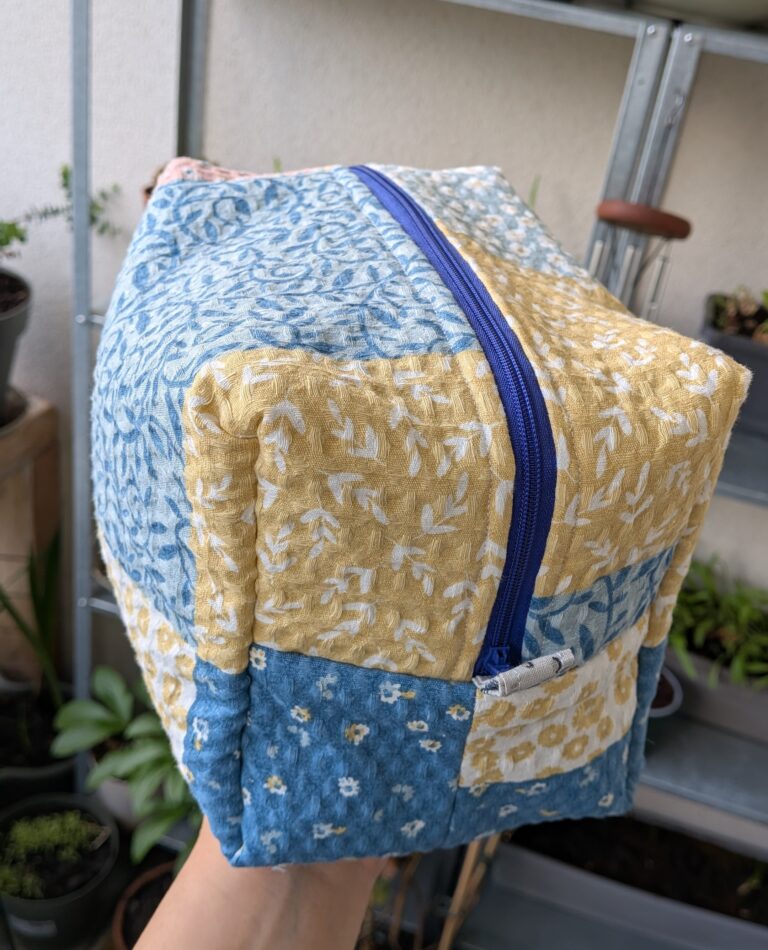 Trousse de toilette matelassée – pas à pas, trousse de toilette matelassée cousue main, tissu nid d’abeille extérieur, fermeture éclair 40 cm, forme box, projet couture DIY, saruimagine