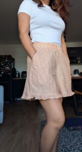 Courbe de la poche cousue et surjetée proprement avec un point de surjet blanc., coudre une poche de pantalon, coureuse poche italienne, couture poche, coudre une poche de short, saruimagine, blog couture, tuto poche couture